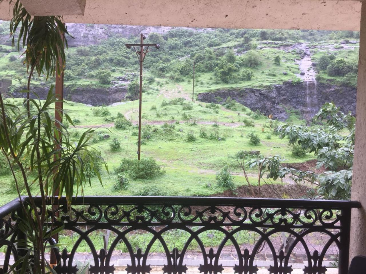 فندق Misty Meadows, لونافالا المظهر الخارجي الصورة